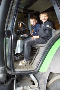 Børnene elsker at sidde på traktor
